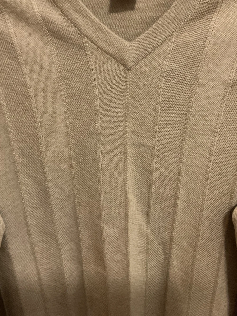 Men’s Banana Republic 100% Fine Italian Merino Wool V-neck Sweater, MED